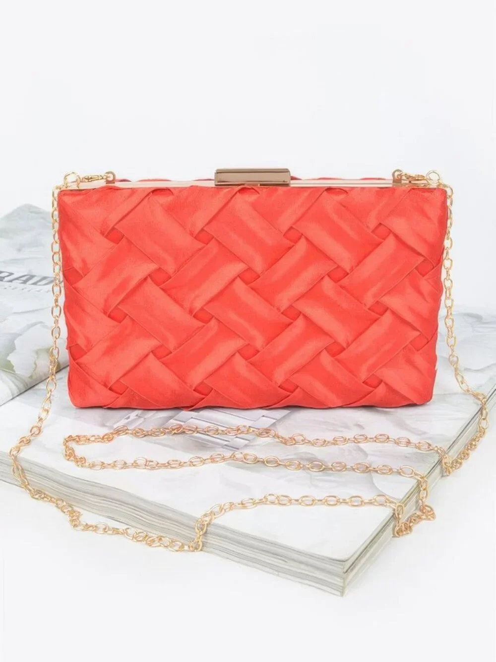 Cross Hatched Chain Clutch